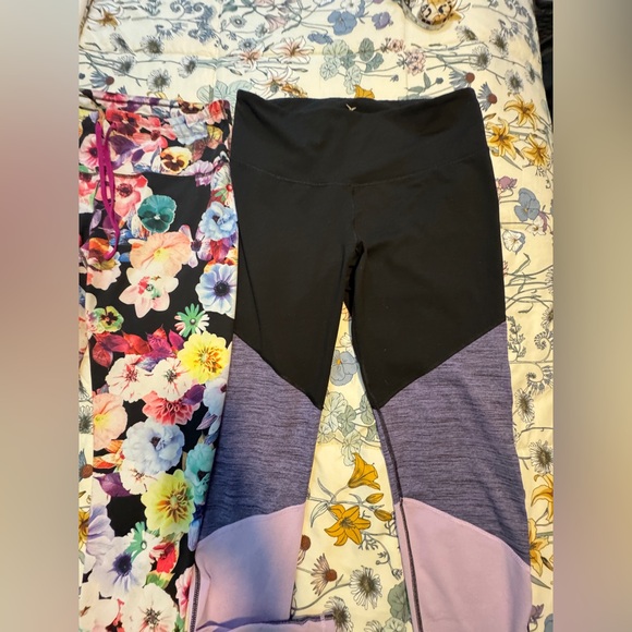 Old Navy Floral and Color Block Workout tummy control pants Multicolor and Black - Picture 7 of 9